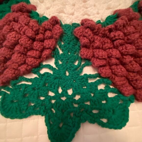 Grapes Knitted Centerpiece handmade vintage or use on small table as cloth top - Picture 4 of 8